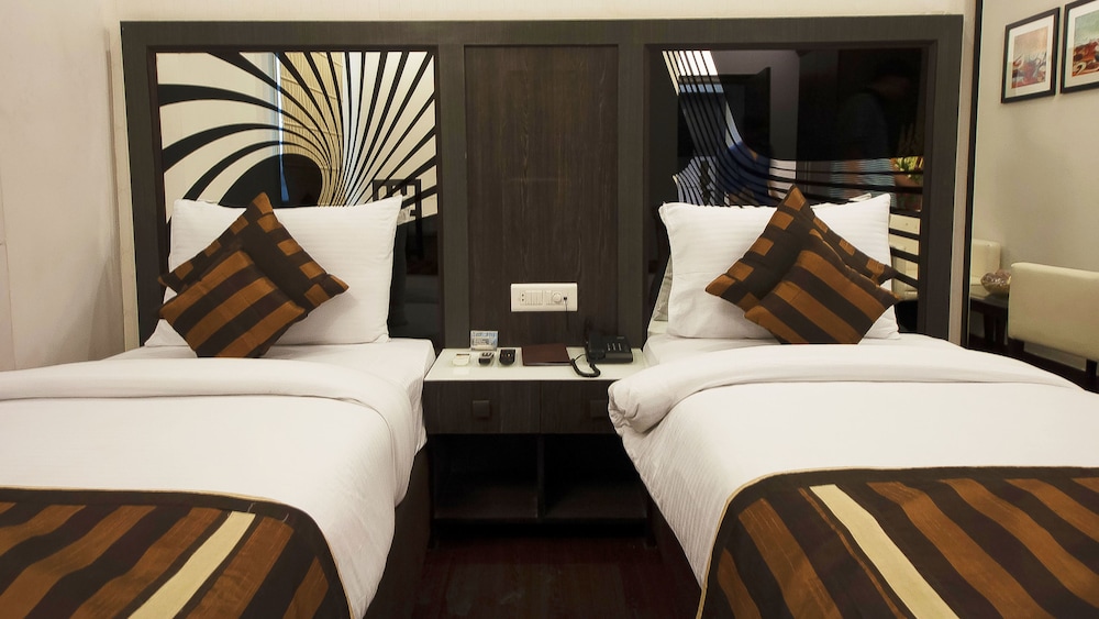 Hotel Pitrashish Premium 16/42