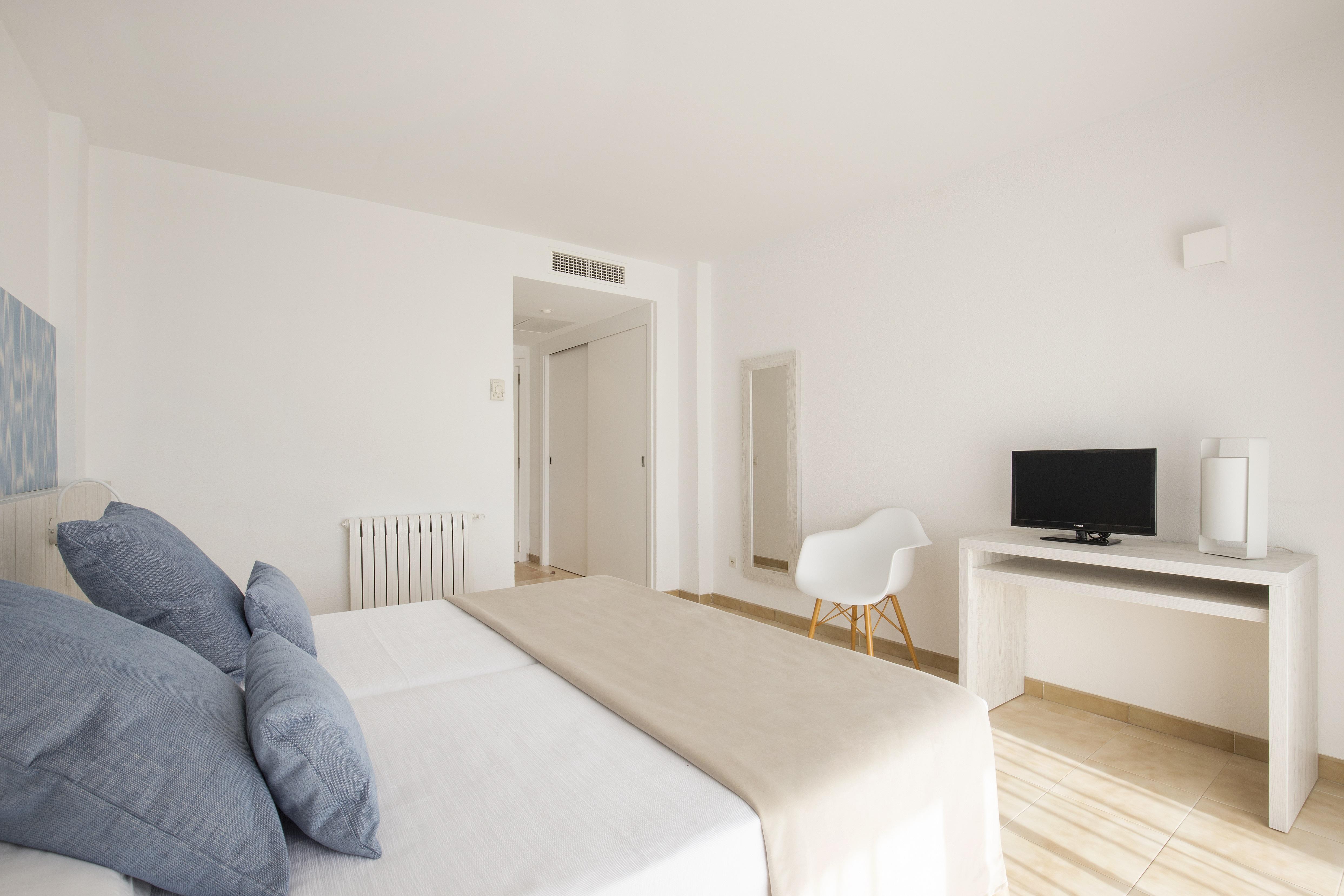 Standard, Double Bed, Pool View, Balcony or Terrace