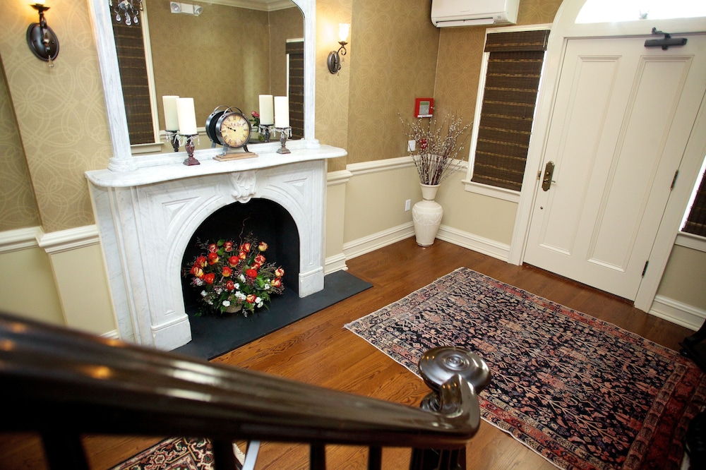 The Guesthouse at the Norwalk Inn 24/58