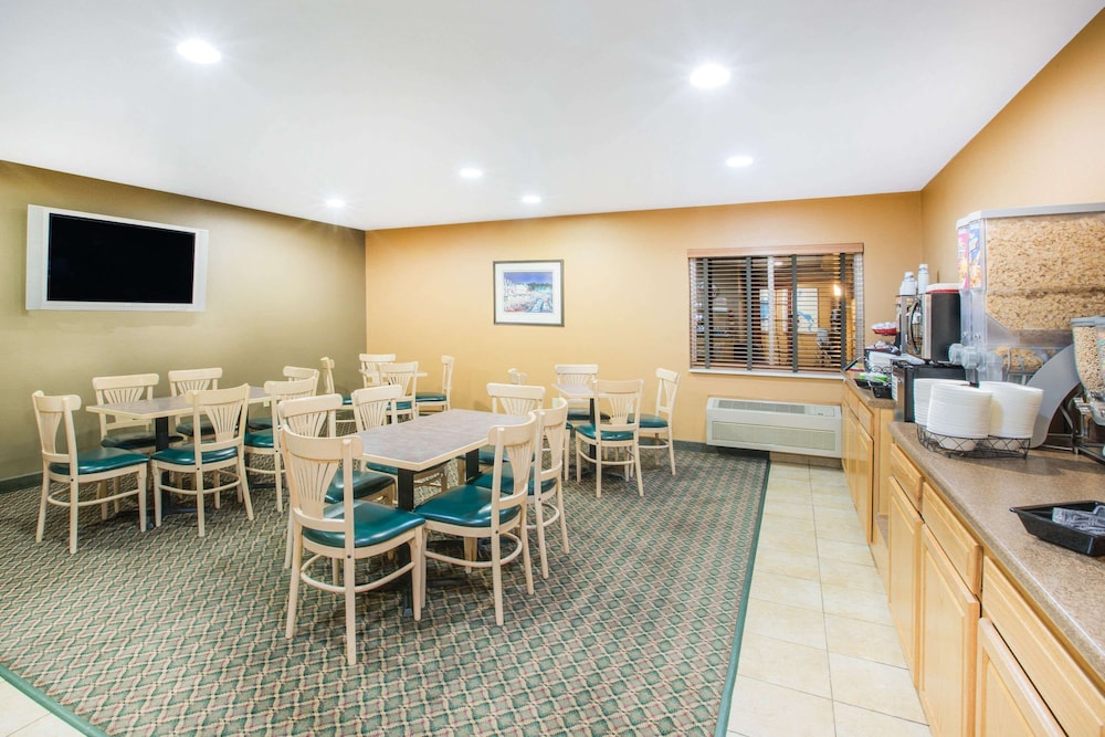 Ramada by Wyndham Spirit Lake/Okoboji 30/34