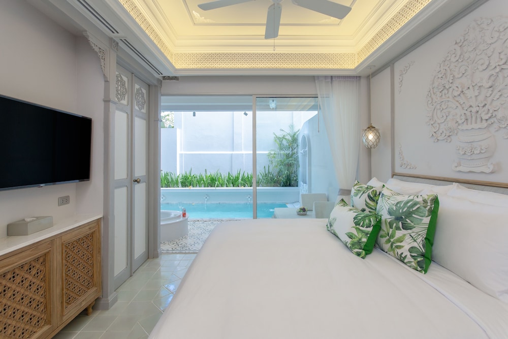 Pool, Junior Suite, King Bed
