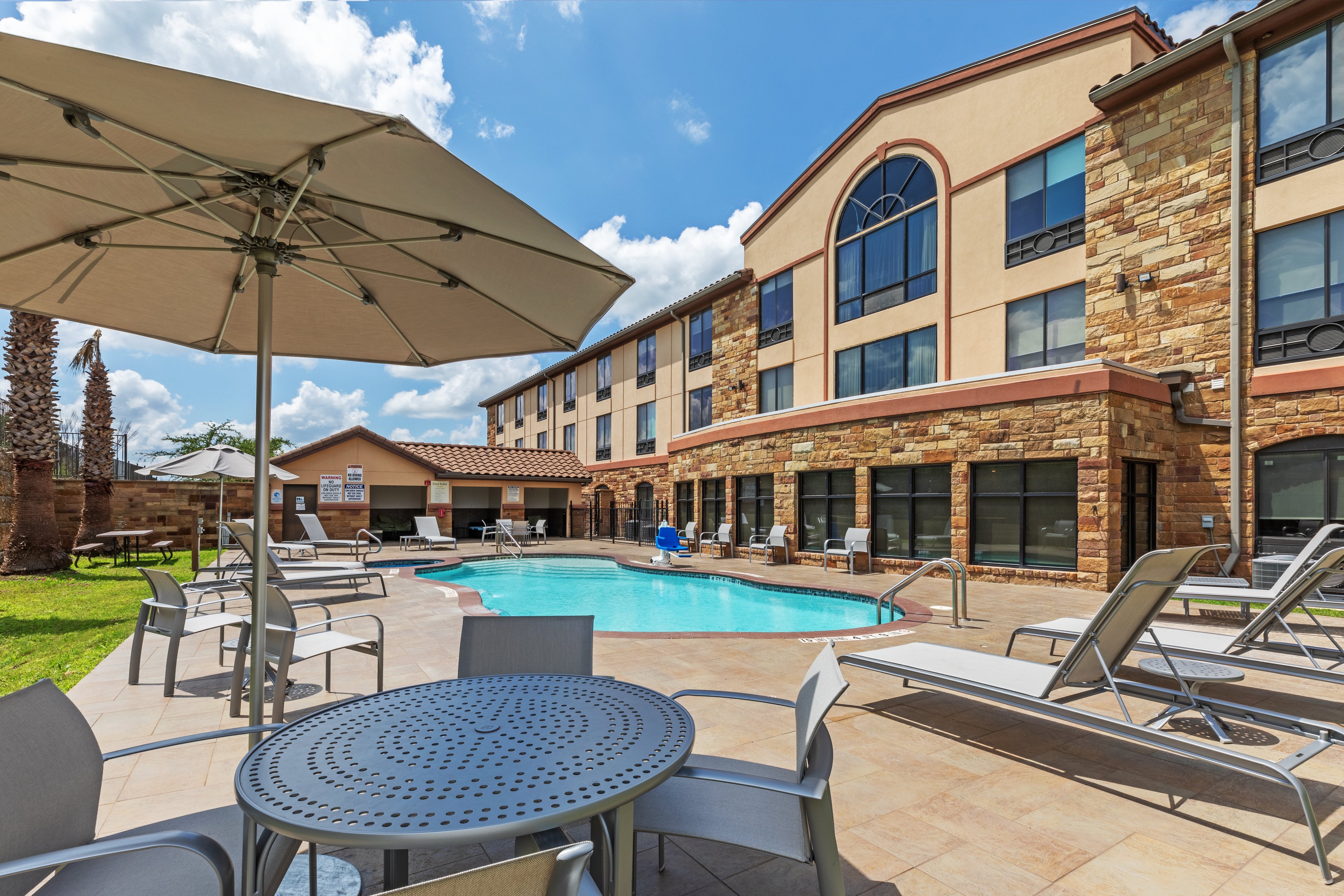 Holiday Inn Express & Suites Austin NW - Lakeway 50/50