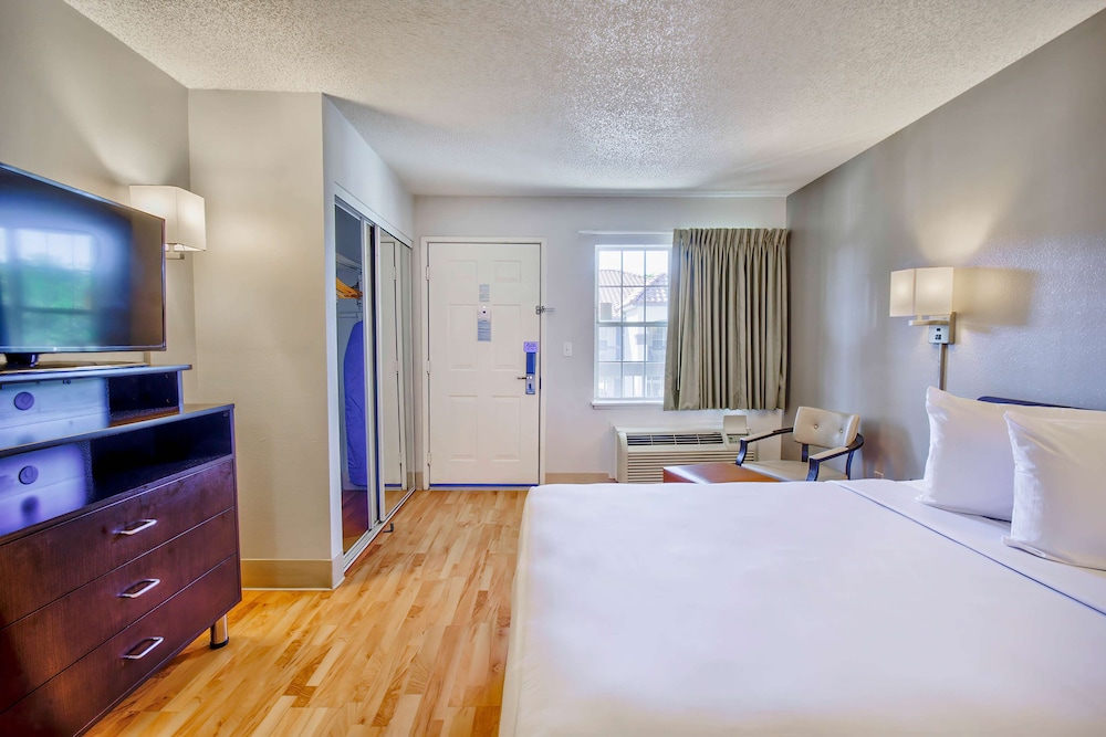 STANDARD, QUEEN BED