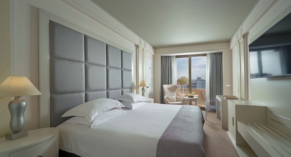 Deluxe, Acropolis View