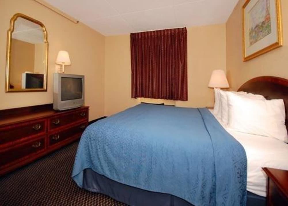 Econo Lodge Inn & Suites Waterloo Downtown 9/30