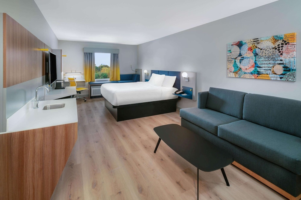 Microtel Inn and Suites by Wyndham Hot Springs 20/29