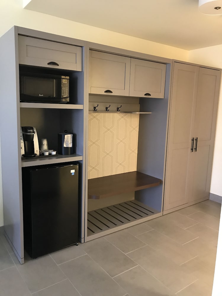 Holiday Inn & Suites Asheville-Biltmore Village Area 29/70