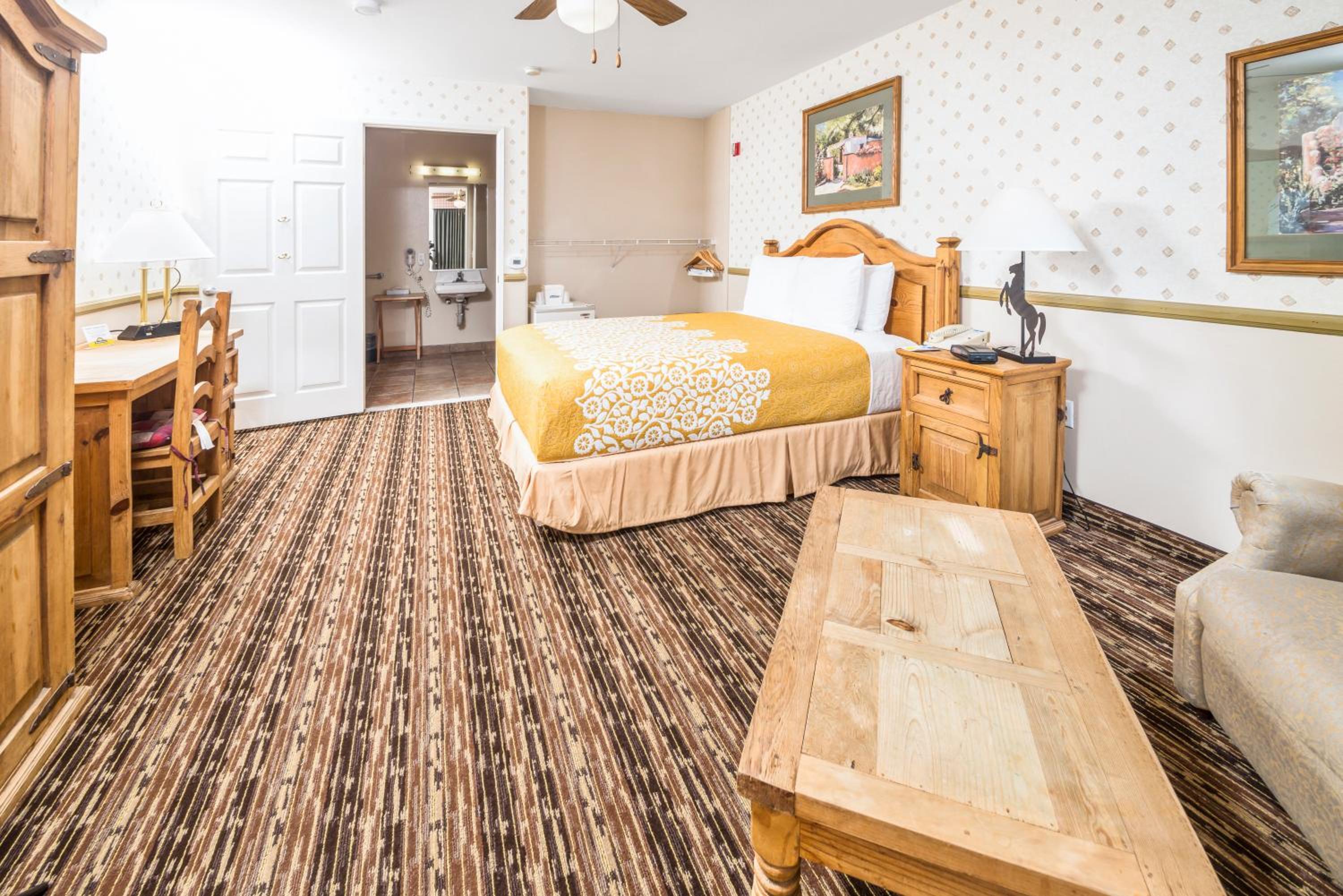 Room, Queen Bed, Bathtub, Accessible