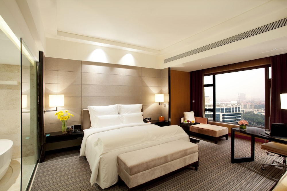 DELUXE, KING BED