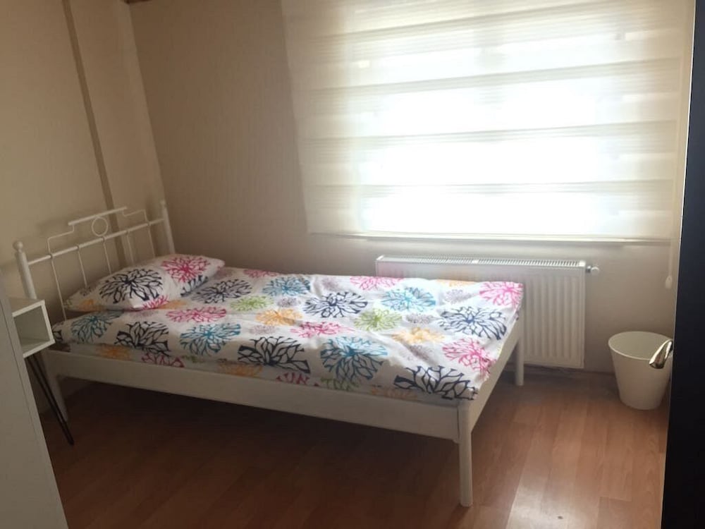 ROOM, SINGLE, SHARED BATHROOM