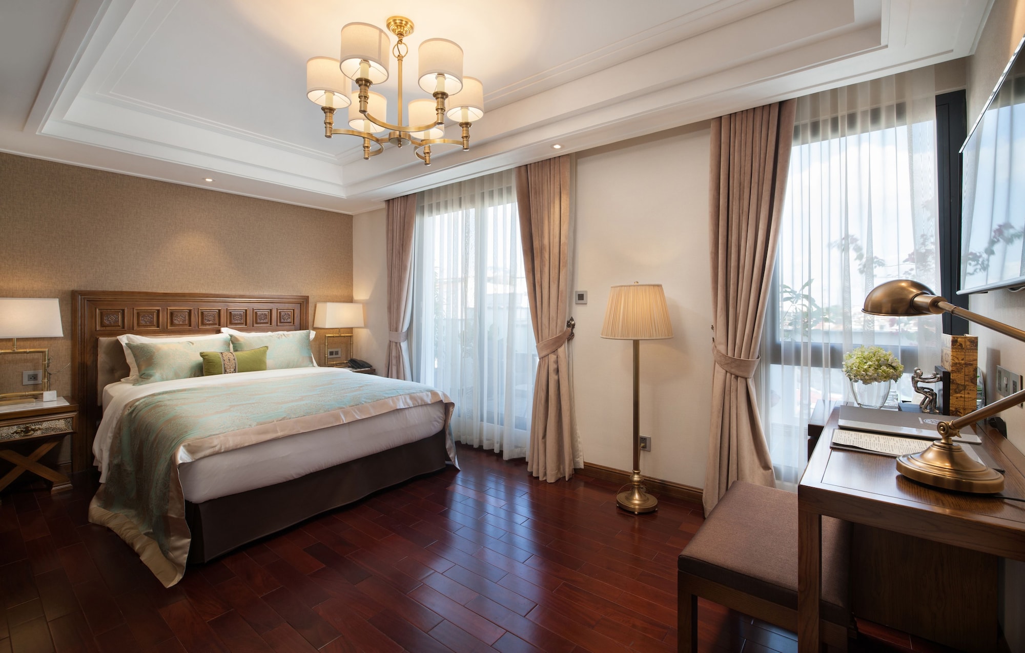 LUXURY, SUITE