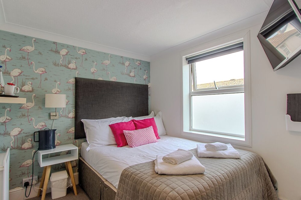 ROOM, DOUBLE BED
