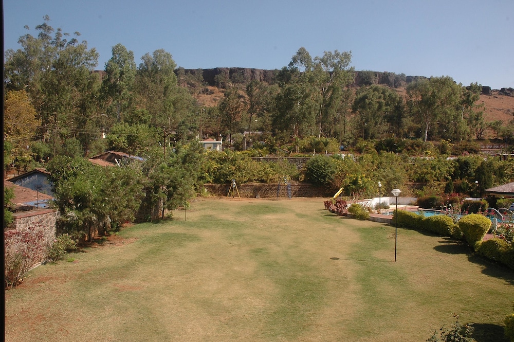 BLUE COUNTRY RESORT 24/33