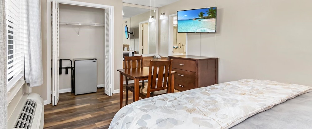 ROOM, QUEEN BED, KITCHENETTE