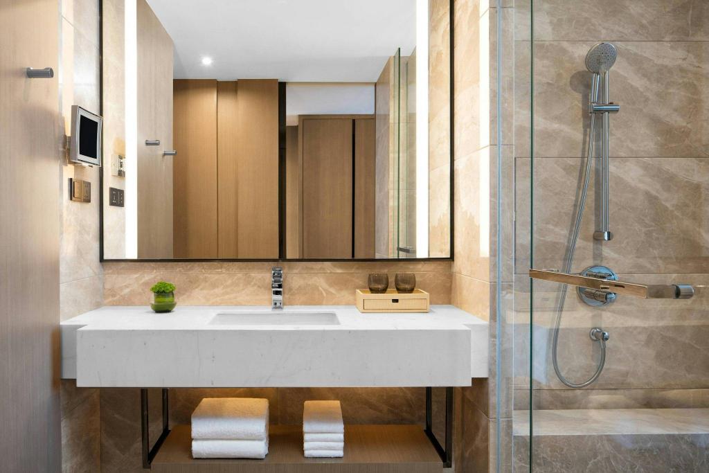 Guest Room, Premium, Executive, King Bed, High Floor, Courtyard By Marriott Shenzhen Bao An 3/3