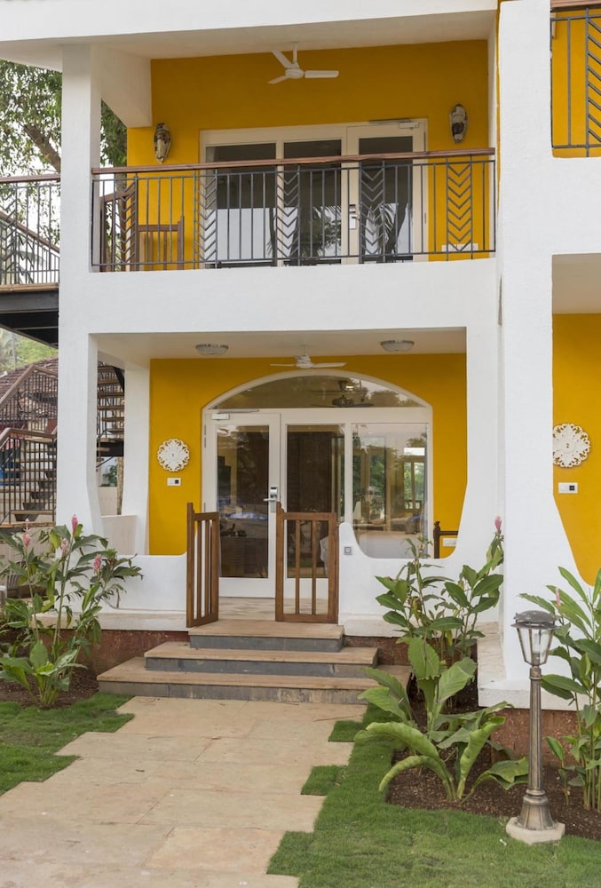 Acron Waterfront Resort 2/80