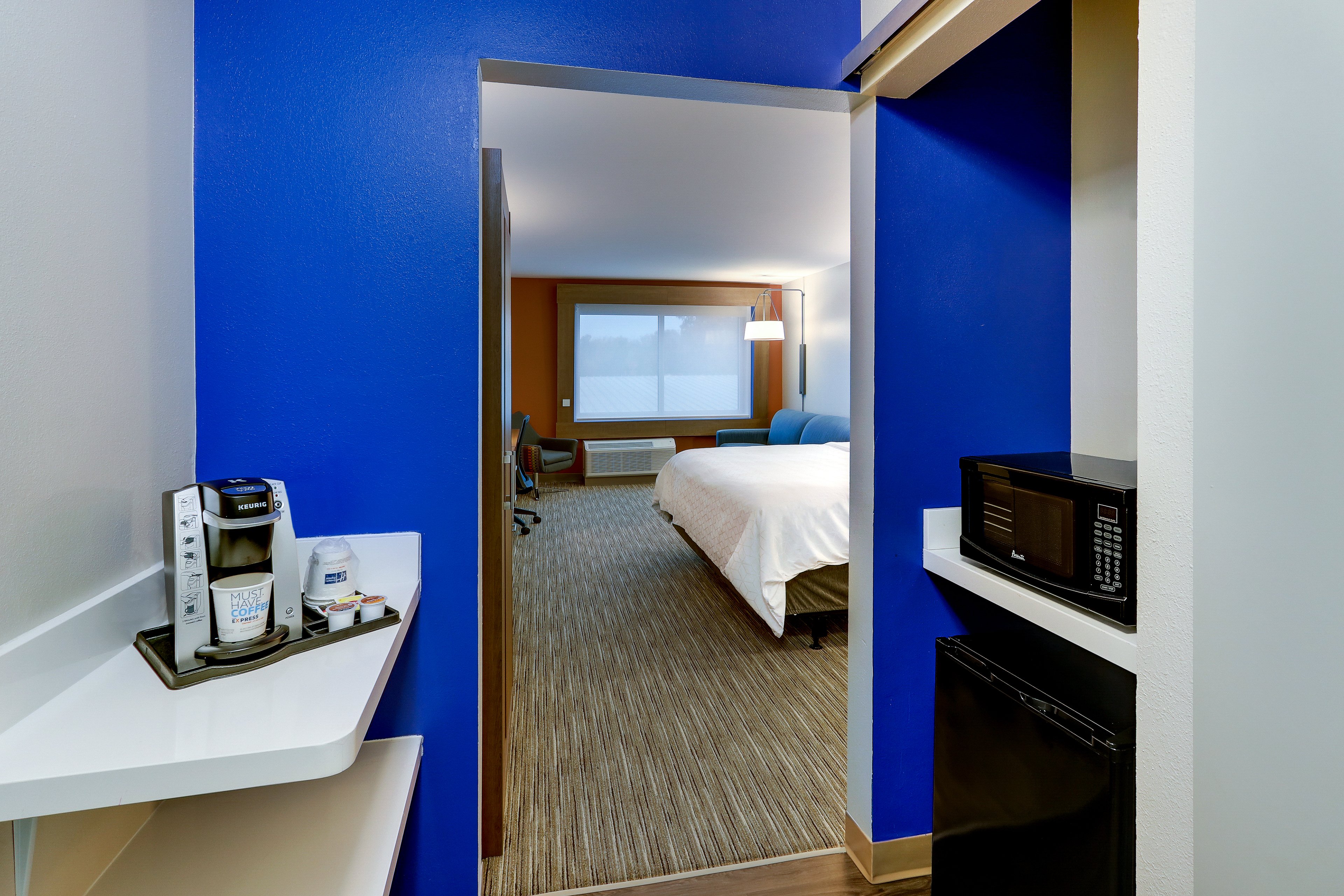 Holiday Inn Express Suites Middletown Goshen 70/71