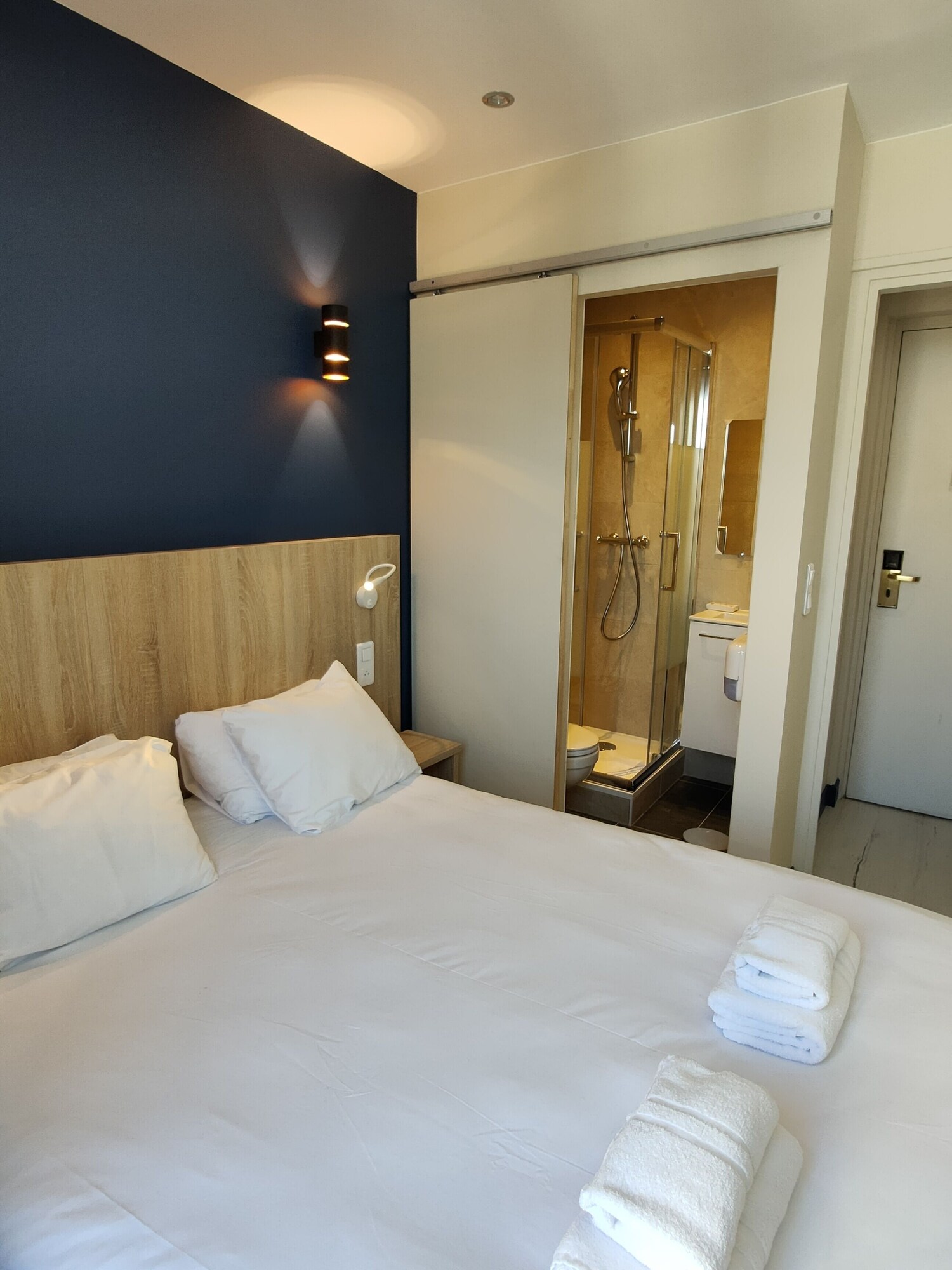ROOM, SINGLE