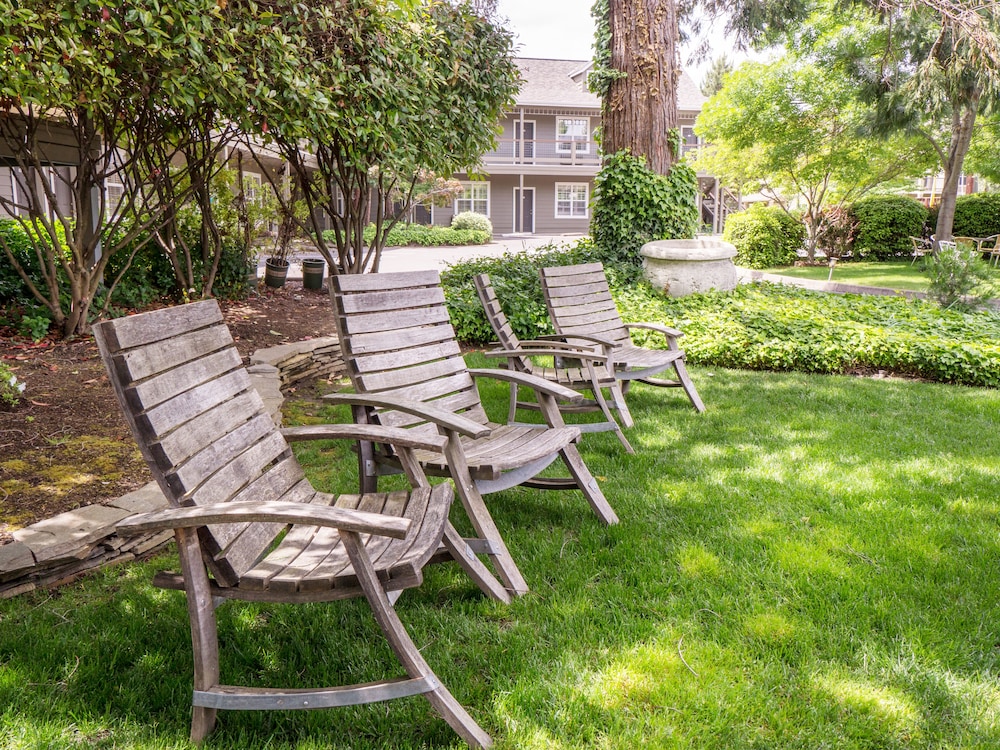 Wine Country Inn 41/43