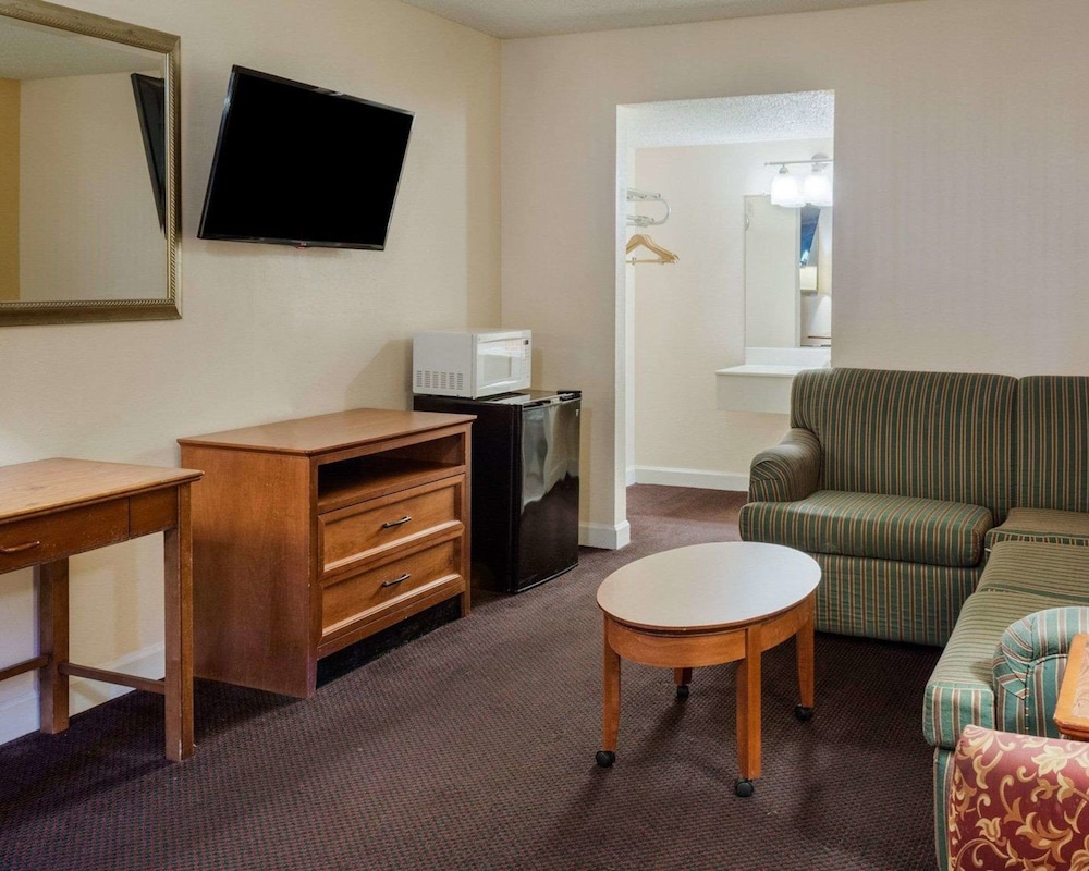 Rodeway Inn Colonial Heights I-95 18/40