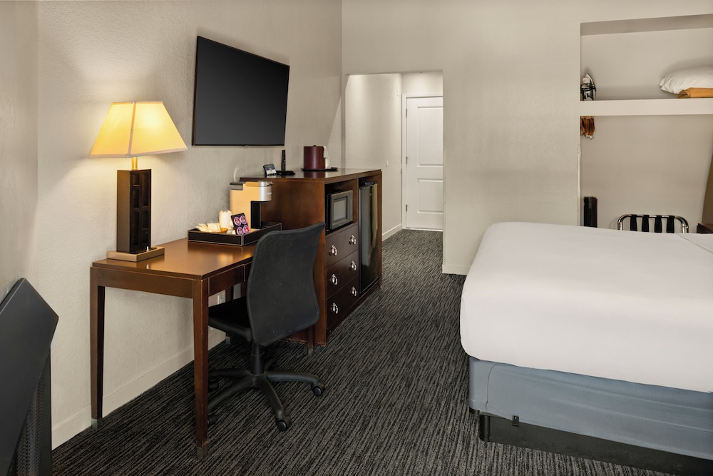 Cannery Row Inn 56/69