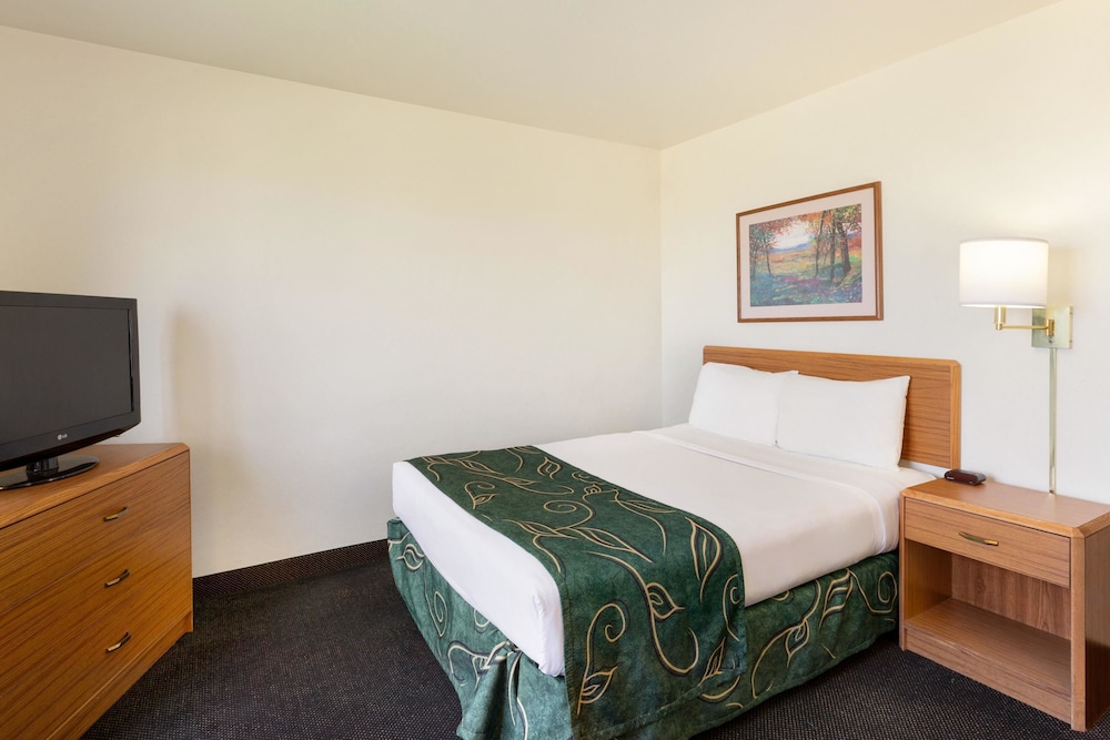 Travelodge by Wyndham Sharon Springs 10/25