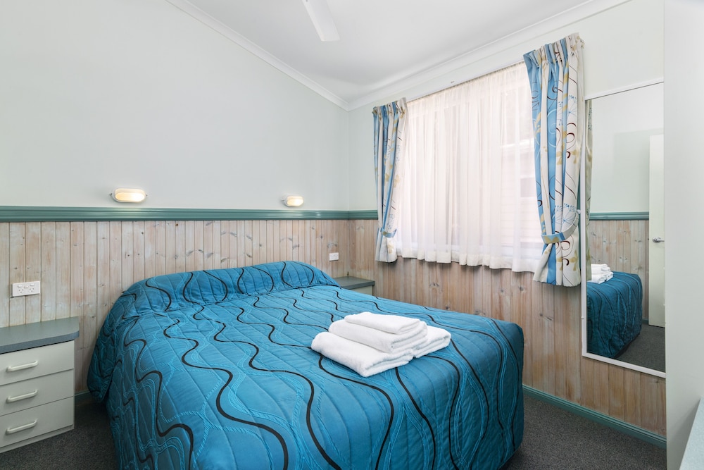 ASHMORE PALMS HOLIDAY VILLAGE 20/78