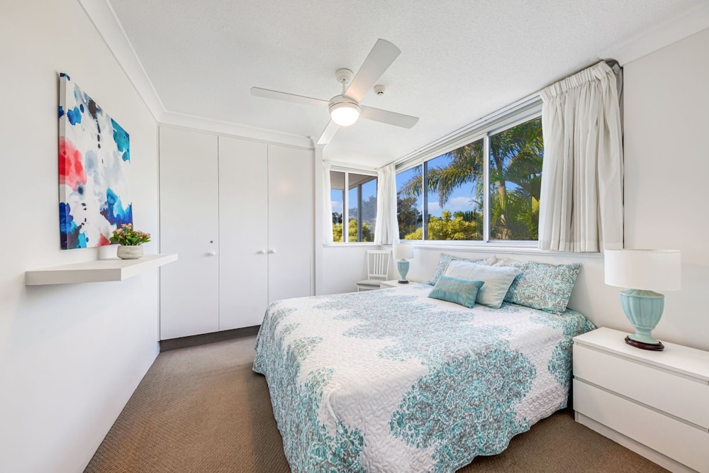 ELOUERA TOWER BEACHFRONT APARTMENTS 11/69