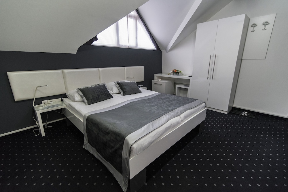 COOL ROOMS ZAGREB AIRPORT 20/62