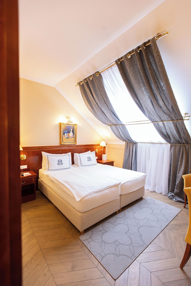 Standard, Queen Bed