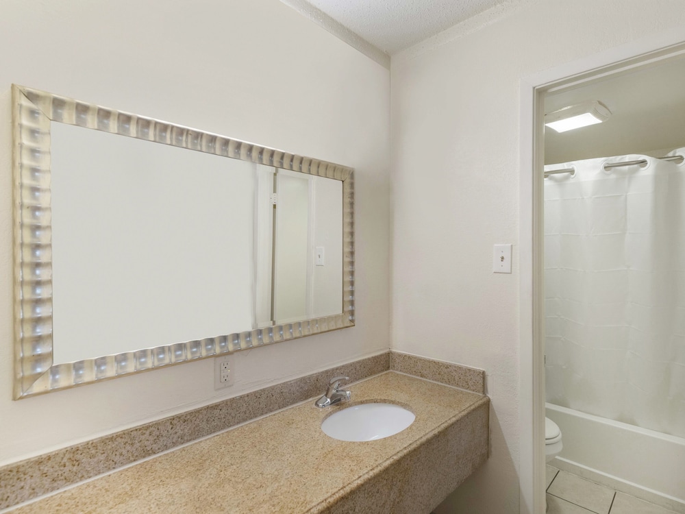 Oyo Hotel San Antonio Lackland AFB/Seaworld Hwy 90 W 27/52