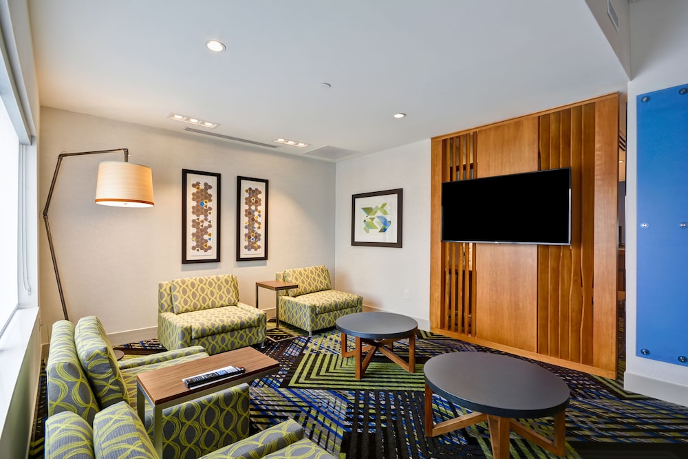 HOLIDAY INN EXPRESS EVANSVILLE 40/61