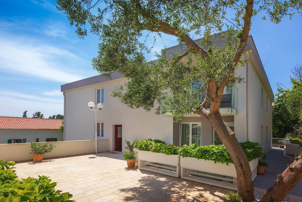 Pharia Aparthotel 54/61