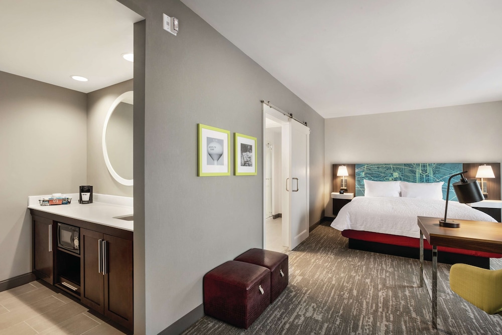 Hampton Inn Brooklyn Park, MN 13/36