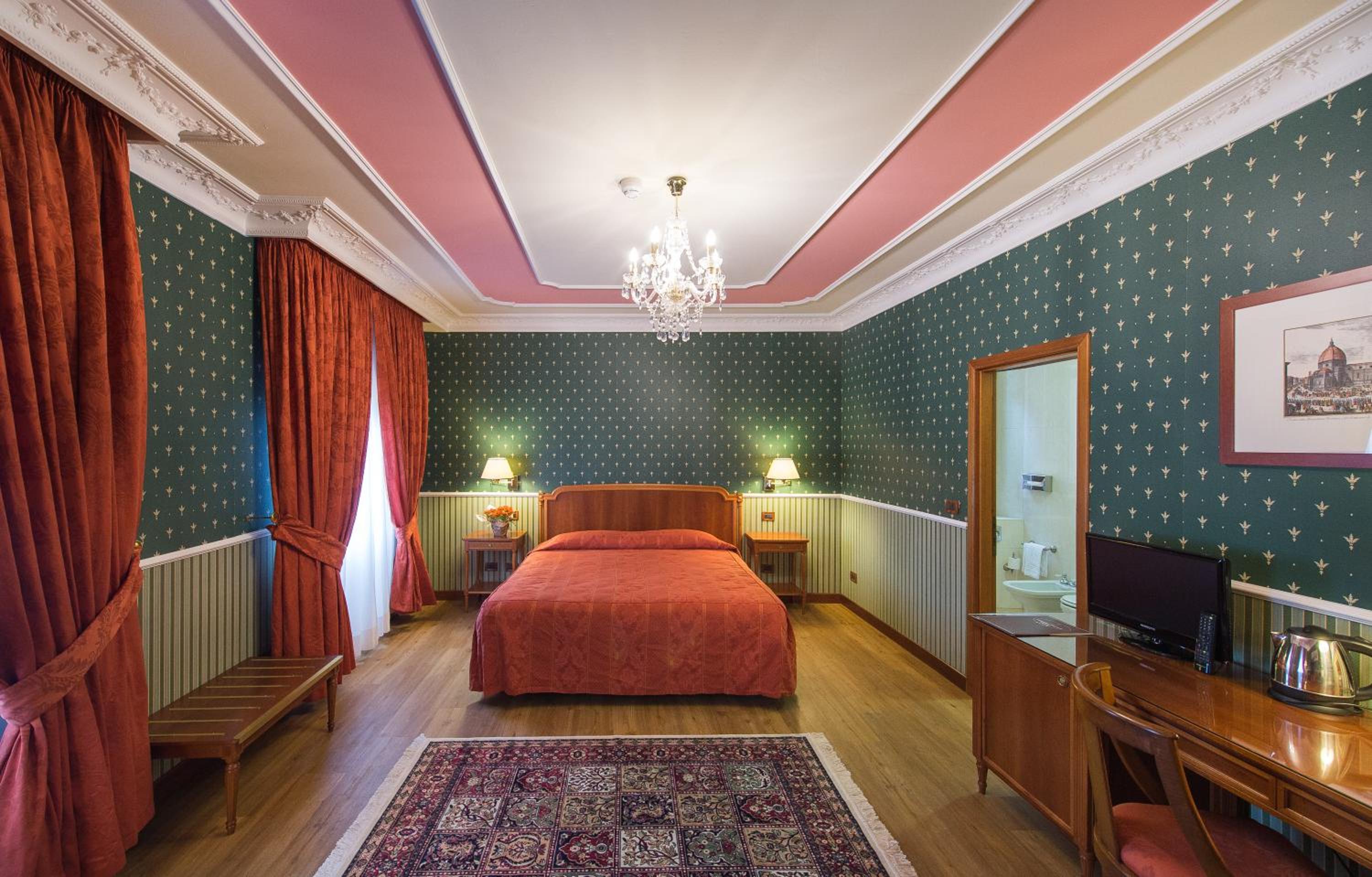 جناح جونيور، Strozzi Palace Hotel 10/10