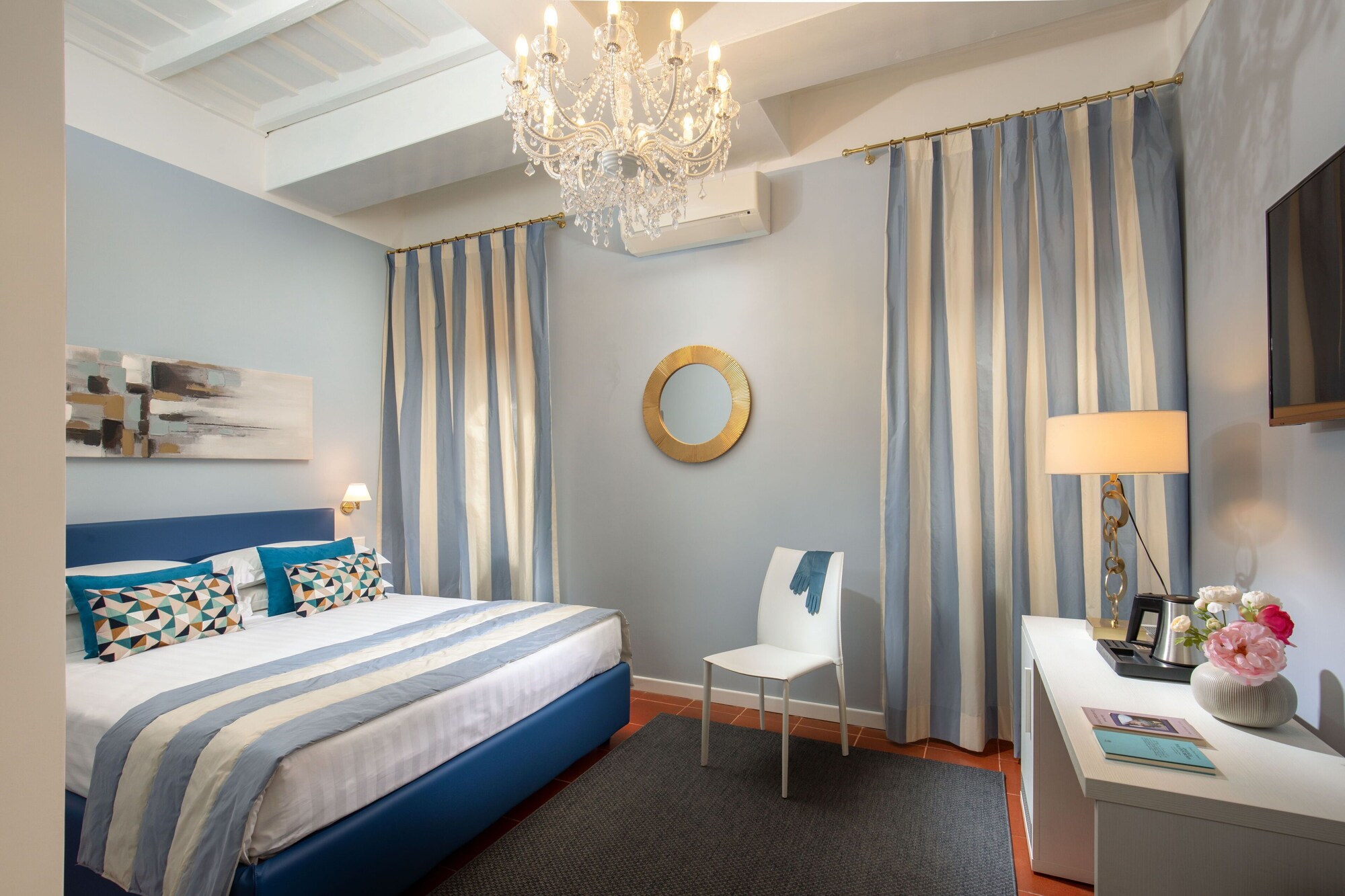 DELUXE, QUEEN BED, BATHTUB