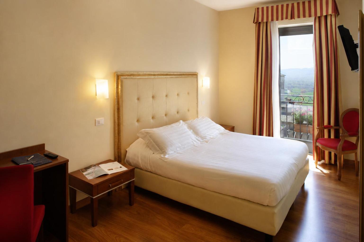 Standard, Double or Twin Bed, Valley View