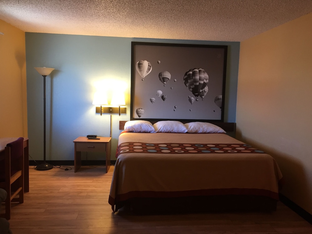 Super 8 By Wyndham Raton 6/25