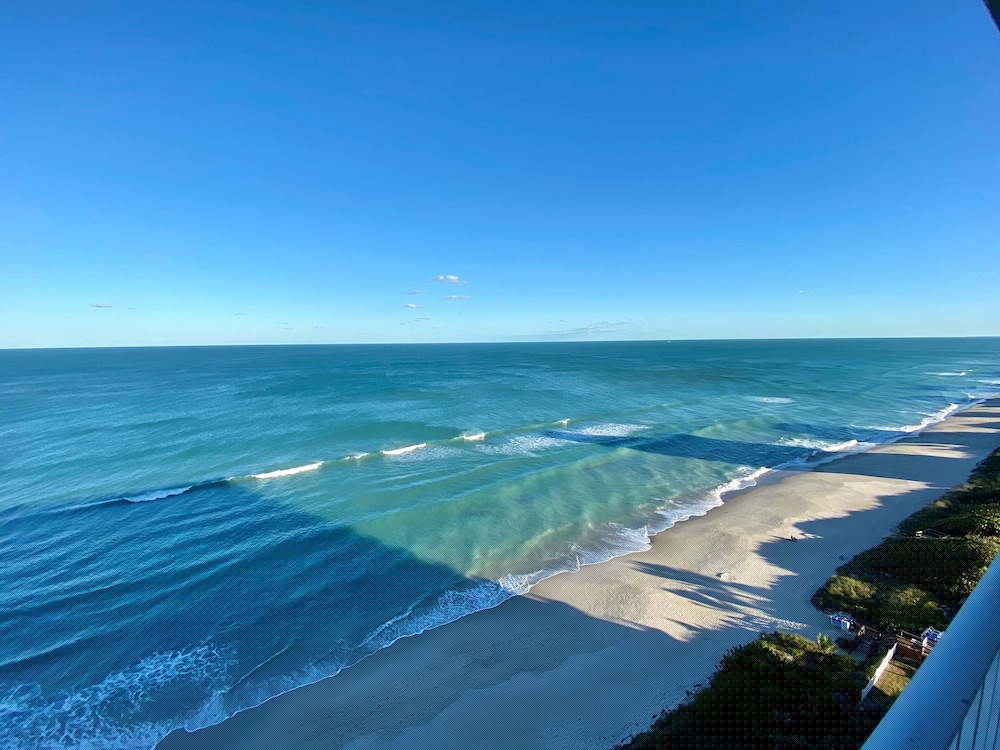 Radisson Suite Hotel Oceanfront 62/64