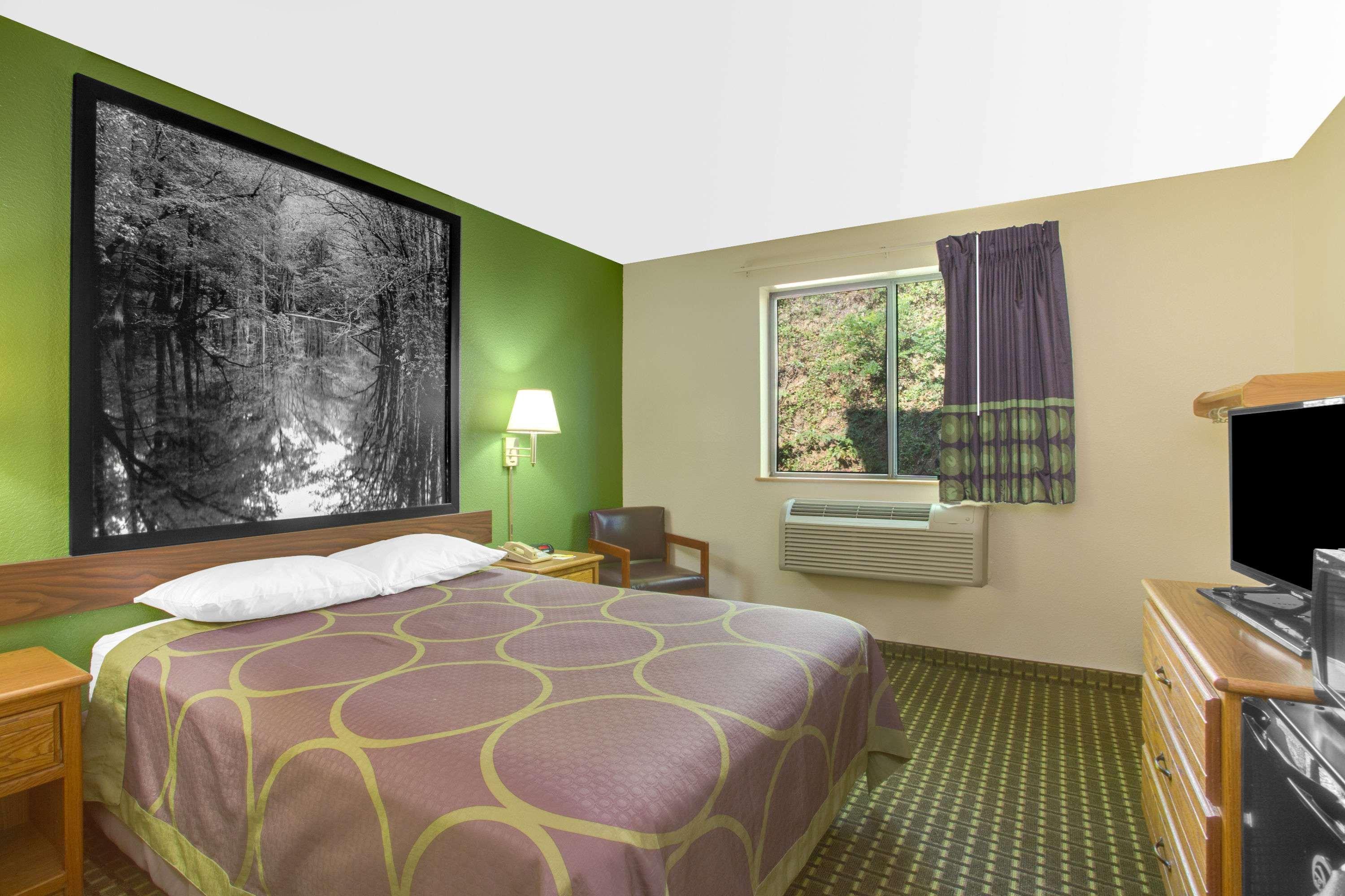 Super 8 by Wyndham Radford VA 13/26