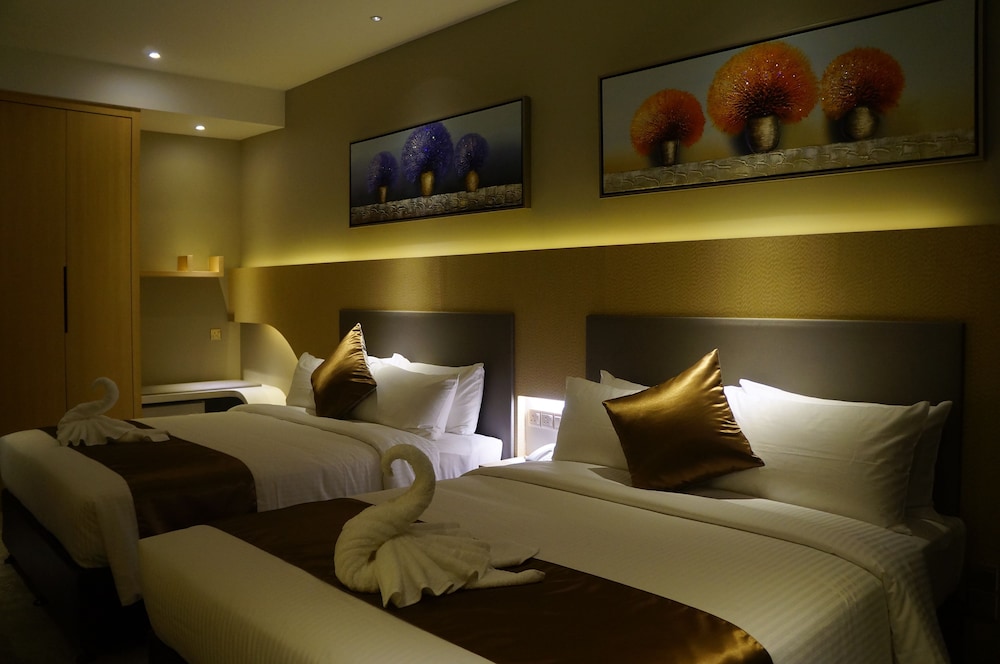 Greens Hotel And Suites 28/65