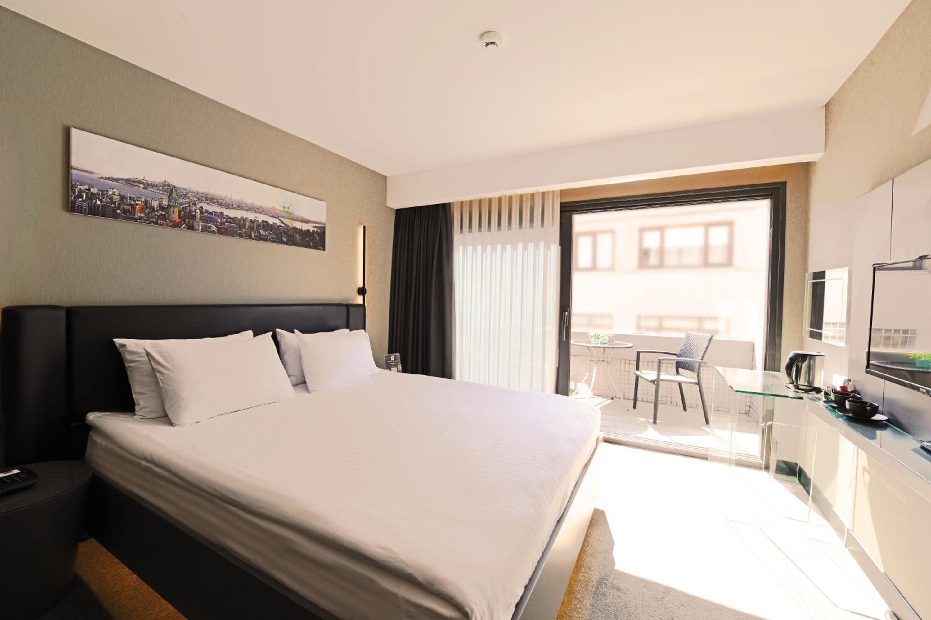 Room, Queen Bed, Balcony