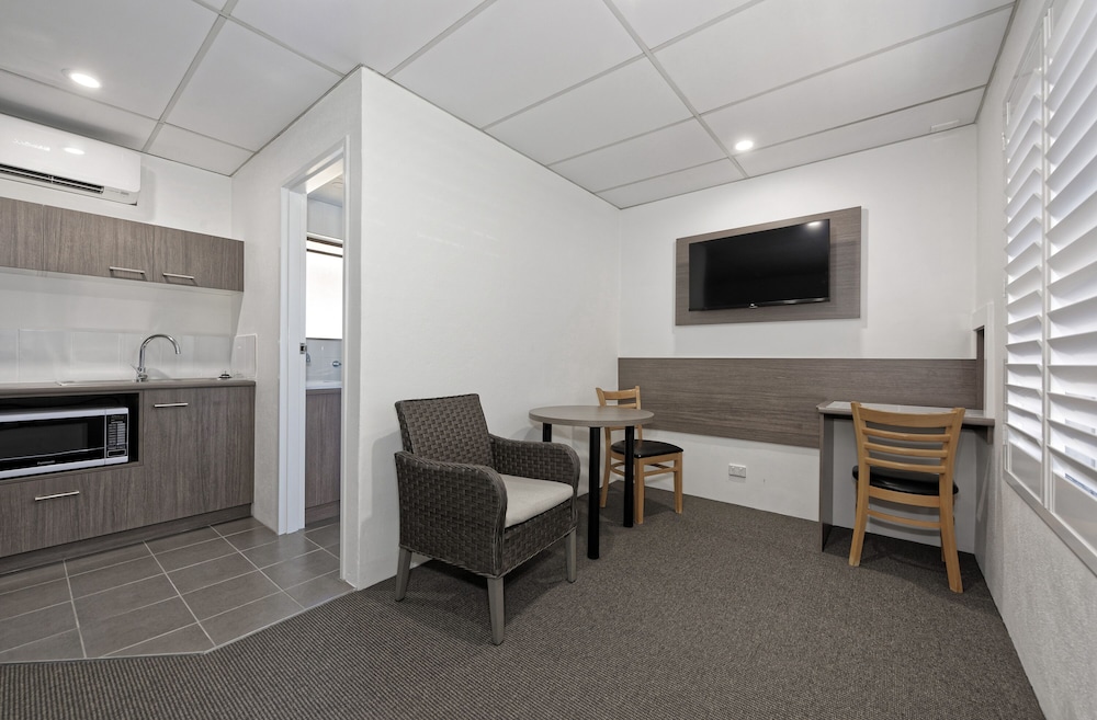 Chalet Motor Inn 35/41