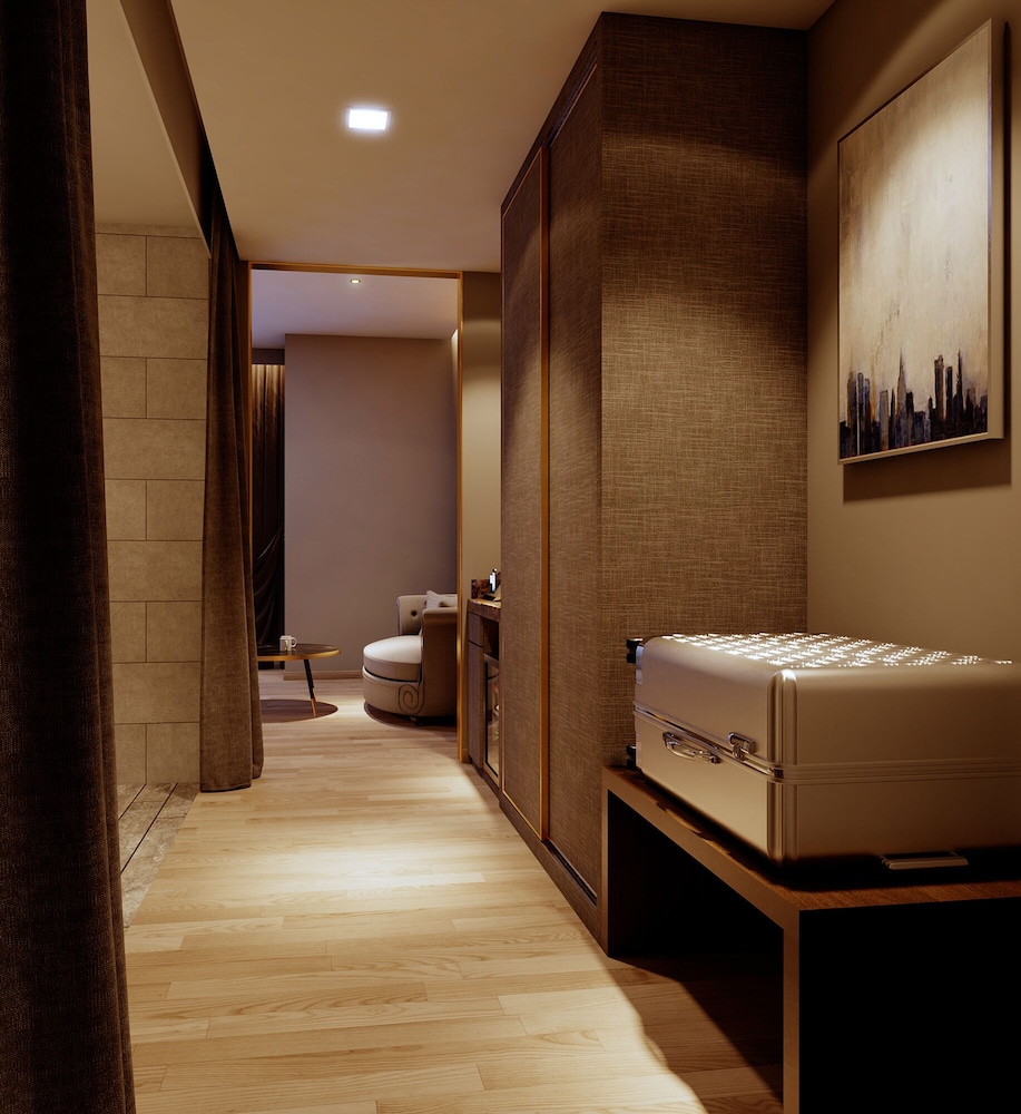 The Granite Luxury Hotel 20/73