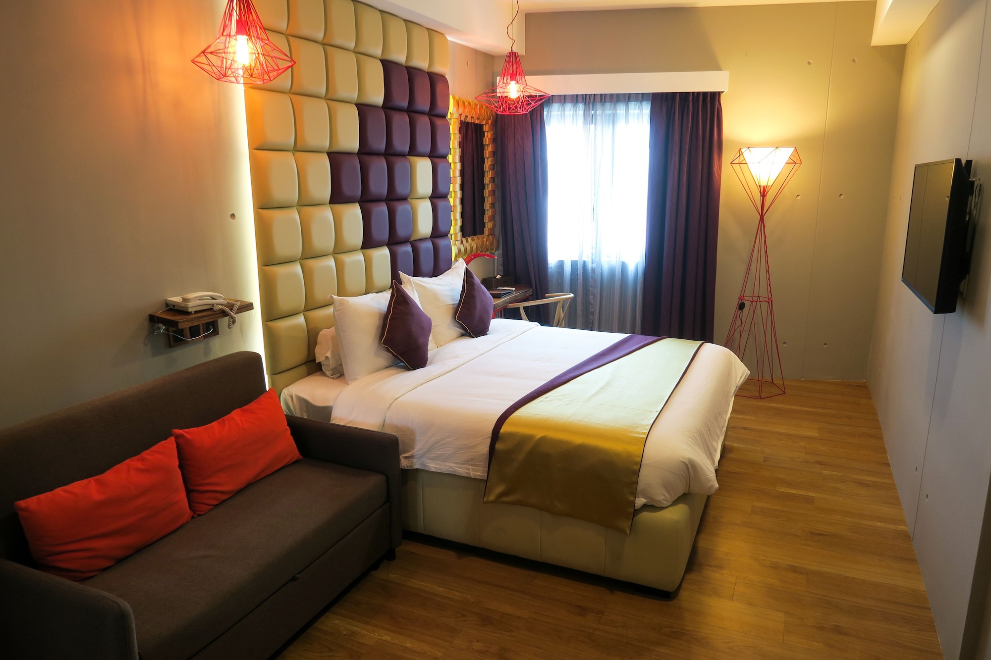 DELUXE, KING BED