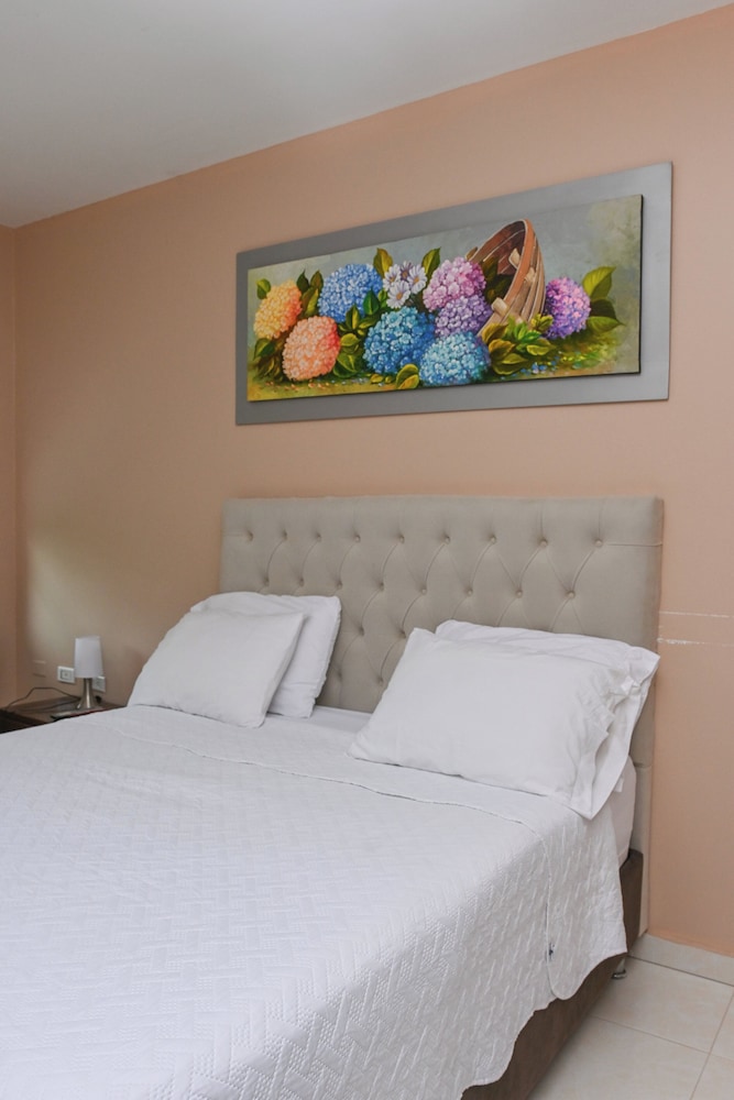 Standard, Queen Bed