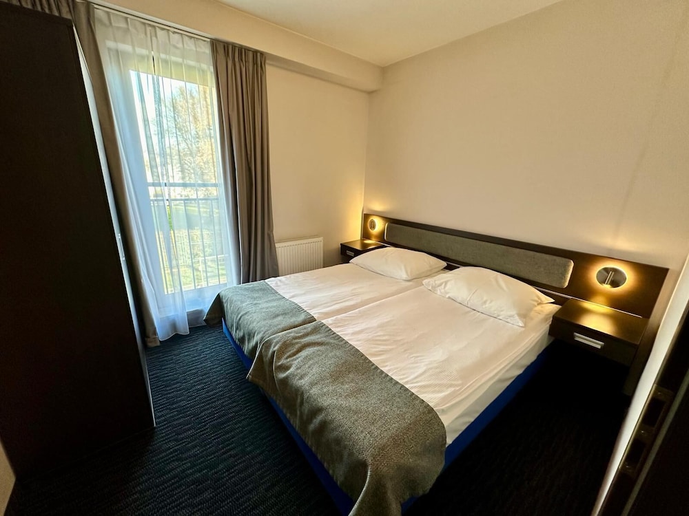 Plus, Studio, Twin Beds