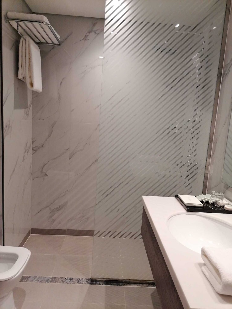 Gloria Hotel and Suites 25/28