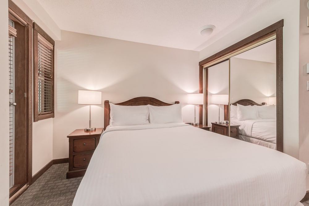 Blackcomb Springs Suites by CLIQUE 19/70