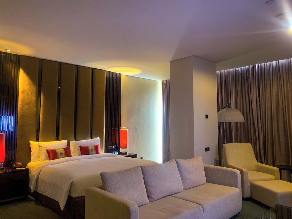 JUNIOR SUITE, KING BED